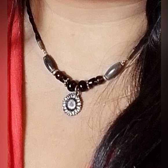 BEADED SUN FLOWER PENDENT NECKLACE - Picture 7 of 7